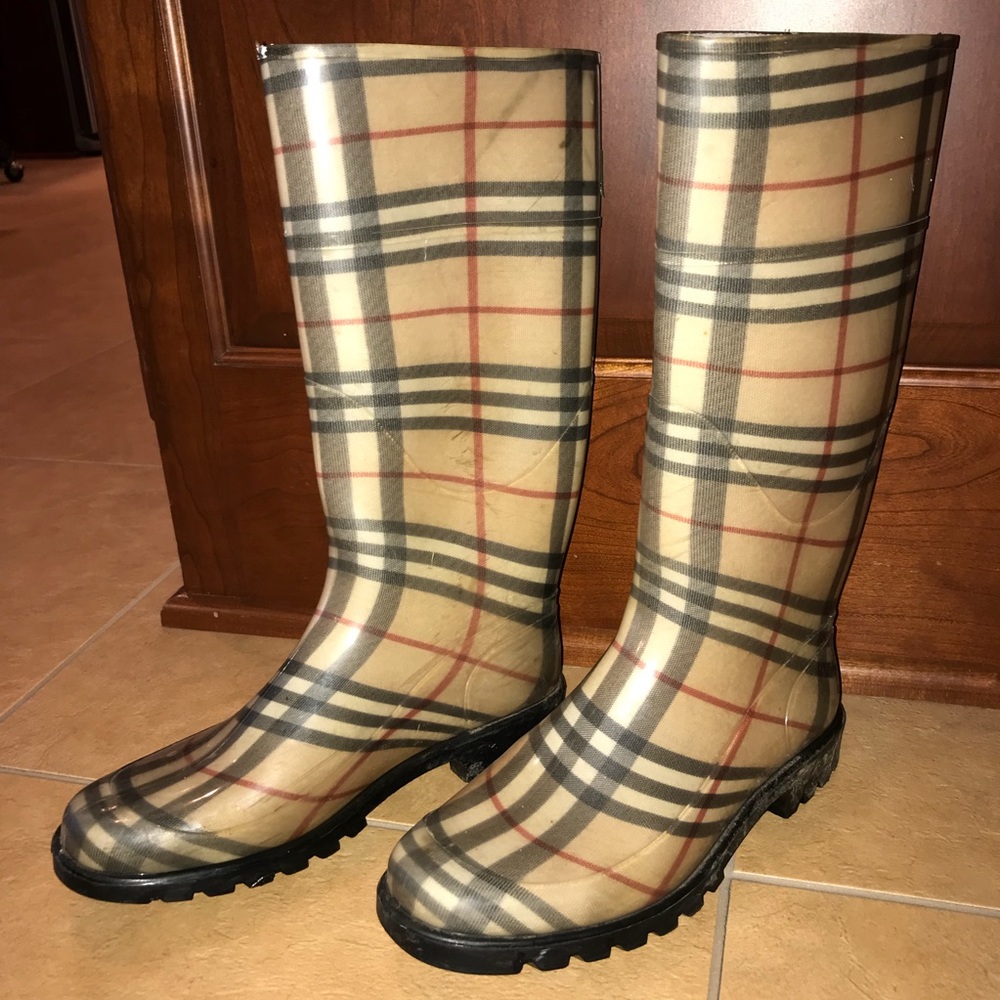 Comfortable Burberry stylish rain boots!